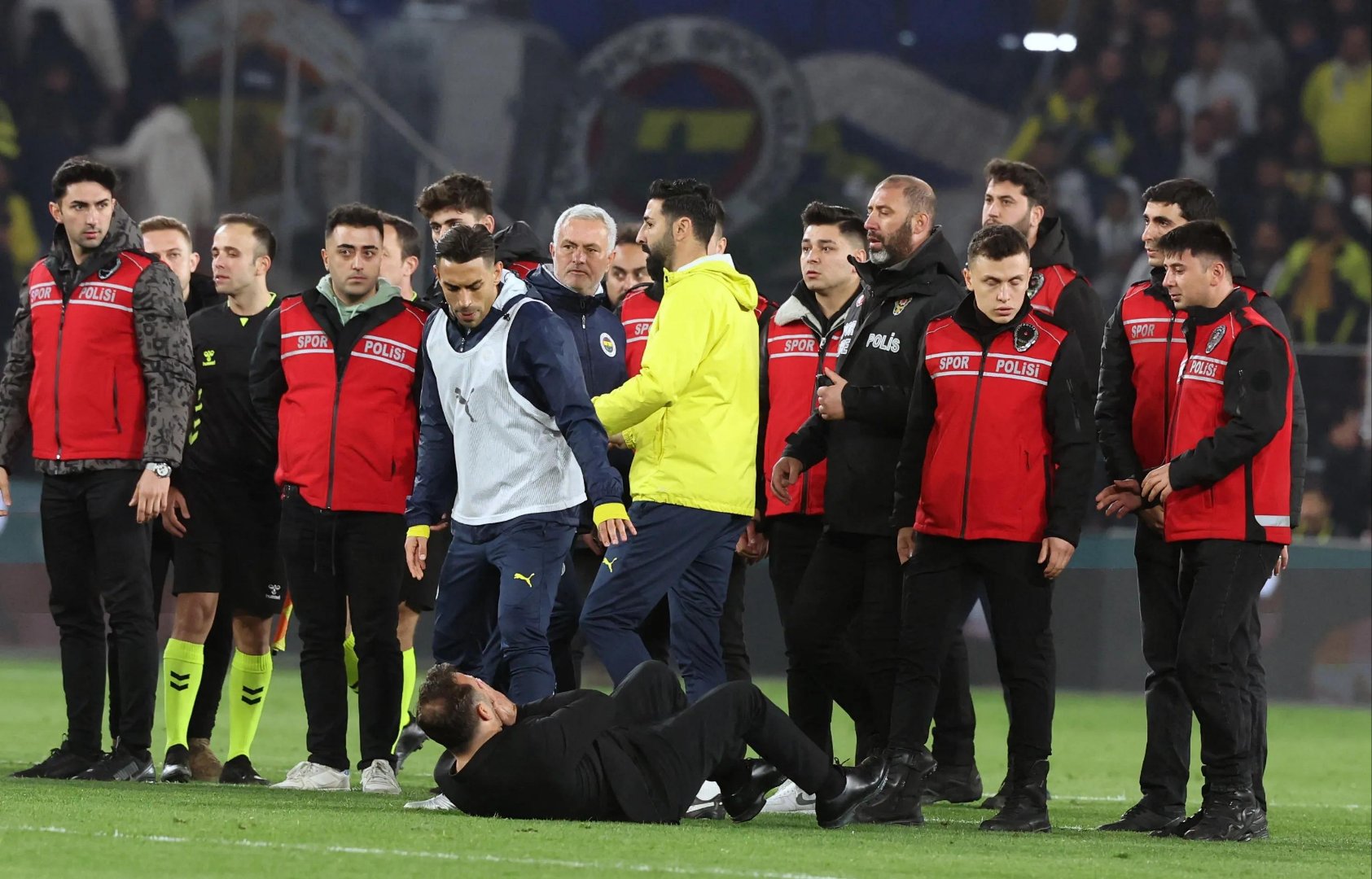 赛地聚焦——欧超杯集结日热度飙升；西汉姆伤情更新；质疑声仍在；心理建设被强调的简单介绍