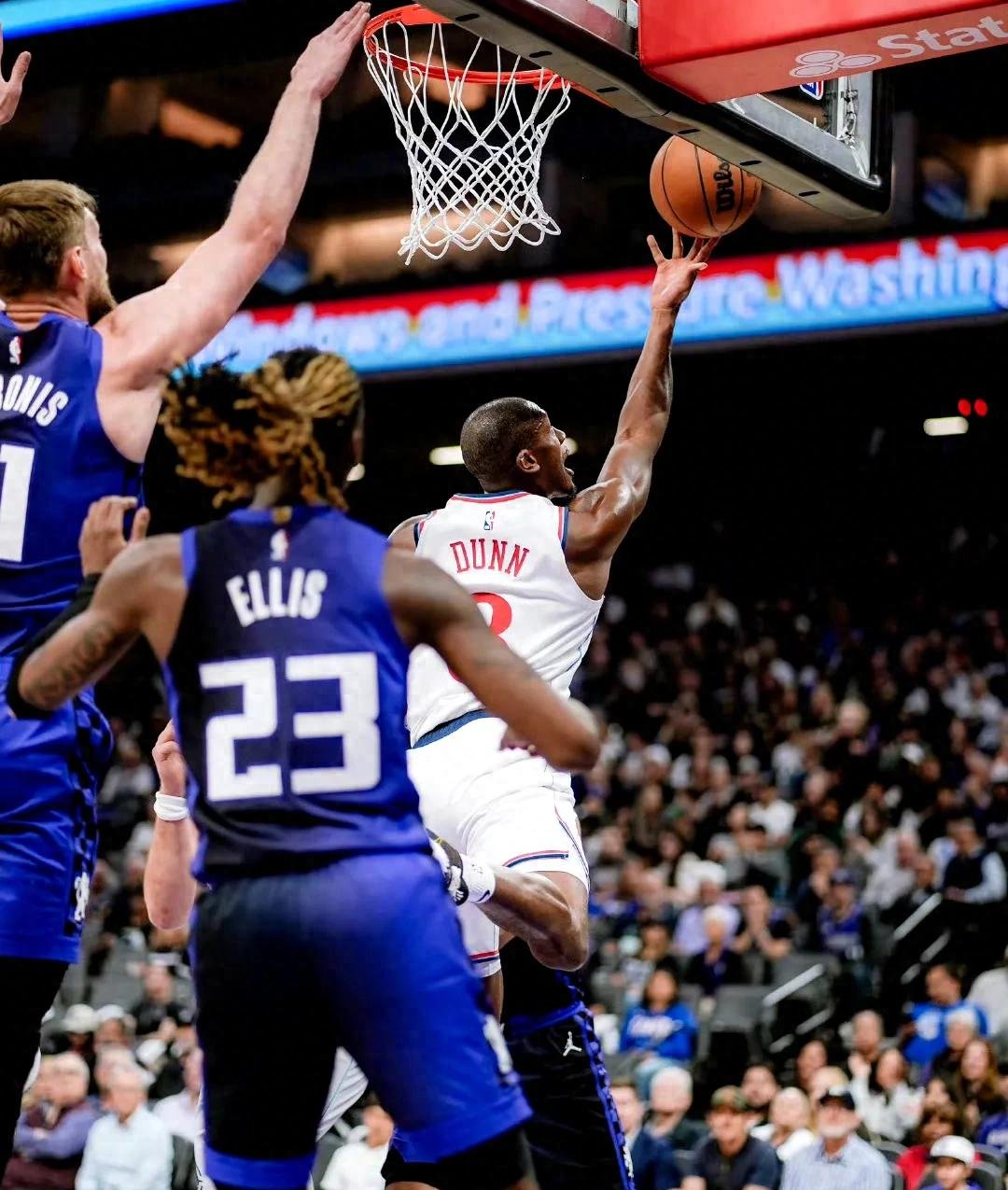 包含赛地聚焦——NBA常规赛清晨热度飙升；芝加哥公牛防线松动；赛场秩序良好；轮换策略成焦点的词条